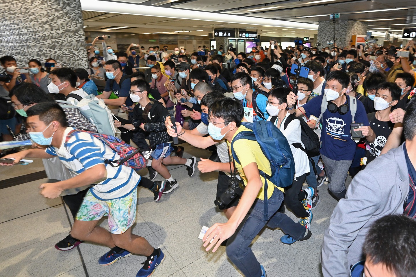 ALL ABOARD! HK'S NEW RAIL LINE OPENS 全城振奮！香港鐵路發展邁向新里程  Railway enthusiasts rushed for the first tickets to ride the new East Rail Line cross-harbour extension on Sunday (May 15). It is the fourth cross-harbour rail line and enables people to travel directly between the Northeast New Territories and the business districts on Hong Kong Island, including the newly opened Convention Centre Station in Wan Chai.   東鐵線過海段於上星期日（5月15日）通車，乘客無須轉線，即可從新界東北及九龍中一程過海，直達會展及金鐘站。逾百年歷史的東鐵線跨越維港，為香港第四條過海鐵路。  #hongkong #brandhongkong #asiasworldcity #EastRailLineCrossHarbourExtension #GoSmartGoBeyond #ServiceCommencement #香港 #香港品牌 #亞洲國際都會 #東鐵線過海段 #一程過海 #連接港九新界