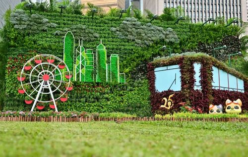 🌺🌸HKSAR IN BLOOMING BIRTHDAY 花樣香港 25年華 🥳 Hong Kong is bedecked with floral displays as the Special Administrative Region celebrates its 25th anniversary (July 1) with flower patches and theme gardens in over 50 places across the city.   香港特別行政區踏入25周年之際，全港50多處景點佈滿色彩斑斕的慶賀花海，勢必成為市民打卡熱點。  https://www.bat.gov.hk   Central and Western District Promenade (Central Section) 中西區海濱長廊(中環段)  @hksar25  #hongkong #brandhongkong #asiasworldcity #HKSAR25A #flowerwalls #citydressup #blossomAroundTown #香港 #香港品牌 #亞洲國際都會 #香港特區25周年 #香港回歸25周年 #花悅滿城