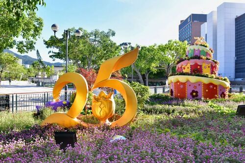 🌺🌸HKSAR IN BLOOMING BIRTHDAY 花樣香港 25年華 🥳 Hong Kong is bedecked with floral displays as the Special Administrative Region celebrates its 25th anniversary (July 1) with flower patches and theme gardens in over 50 places across the city.   香港特別行政區踏入25周年之際，全港50多處景點佈滿色彩斑斕的慶賀花海，勢必成為市民打卡熱點。  https://www.bat.gov.hk   Sha Tin Park 沙田公園  @hksar25  #hongkong #brandhongkong #asiasworldcity #HKSAR25A #flowerwalls #citydressup #blossomAroundTown #香港 #香港品牌 #亞洲國際都會 #香港特區25周年 #香港回歸25周年 #花悅滿城