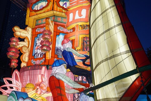 RECORD BREAKER! WORLD’S LARGEST HANGING LANTERN 刷新紀錄！世界最大型吊掛花燈登場  A Chinese palace lantern in Central, Hong Kong, standing at 13.08 m which is more than 3 storeys, has become the world's largest of its kind. It is the highlight of an exhibition with paper crafted lanterns of different models e.g. Hong Kong athletes to celebrate the HKSAR’s 25th Anniversary. Playing an important role in traditional festive celebrations, paper crafting technique has been recognised as an intangible cultural heritage of Hong Kong.  Follow @brandhongkong to discover the charms of intangible cultural heritage in the city!  作為首批被列入「香港非物質文化遺產代表作名錄」的技藝，紮作在傳統節日慶典中扮演重要角色。為慶祝香港特區成立25周年，「大型如意宮燈展覽」瑰麗登場！除了有刷新世界最大型吊掛花燈紀錄的宮燈外 (高13.08米)，更包含多款運動員造型花燈，充份展現紮作技藝的變化多端！  追蹤 @brandhongkong，發掘香港非物資文化遺產的魅力！  #Hongkong #Brandhongkong #Asiasworldcity #lantern #ICH #香港 #香港品牌 #亞洲國際都會 #宮燈 #非物資文化遺產