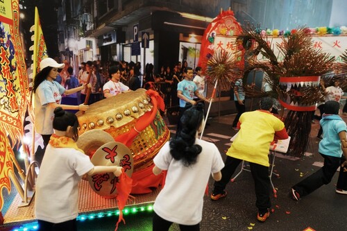HISTORIC NEW HOME BREATHES LIFE INTO HK’S FIERY DRAGON 大坑火龍舞出傳統文化  The valiant fire dragon dance team is vividly presented in the form of miniature models.  浩蕩的舞火龍隊伍以微縮模型栩栩如生地呈現在觀眾眼前。  #hongkong #brandhongkong #asiasworldcity #artandculture #cosmopolitanhk #heritage #FireDragon #香港 #香港品牌 #亞洲國際都會 #文化藝術 #傳統文化 #非物質文化遺產 #大坑舞火龍