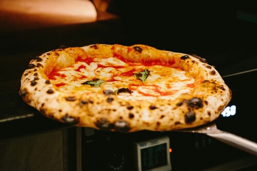 HK GRABS A PIZZA THE ACTION🍕 發掘香港地道薄餅🍕  Best known for its Cantonese cuisine, Hong Kong is also a global gastronomic hub as demonstrated by six local pizzerias making the 2022 50 Top Pizza @50toppizza Asia-Pacific rankings. With renowned local as well as HK-based Italian chefs featured, find out which are the favourites… authentic Italian style or recipes with a unique Hong Kong twist.  香港是包羅萬象的美食大熔爐，不僅粵菜遠近馳名，連意大利薄餅也不遑多讓！意大利網站50 Top Pizza @50toppizza 早前公布「2022年全球最佳薄餅」亞太區首50位，香港共有6家餐廳入選。齊來了解為何饕客對這些薄餅鍾愛有加！  - 𝐑𝐚𝐧𝐤 𝟒𝟏 - 𝐆𝐮𝐬𝐭𝐚𝐜𝐢 𝐏𝐢𝐳𝐳𝐚𝐥𝐨𝐮𝐧𝐠𝐞 As one of the few restaurants recognised by the Associazione Pizzaiuoli Napoletani, Gustaci Pizzalounge offers Hong Kong with true Napolitano-style pizzas.  第𝟒𝟏名 - 𝐆𝐮𝐬𝐭𝐚𝐜𝐢 𝐏𝐢𝐳𝐳𝐚𝐥𝐨𝐮𝐧𝐠𝐞 Gustaci Pizzalounge作為香港少數獲拿坡里薄餅師協會認可的餐廳之一，為香港帶來充滿地中海風情的拿坡里薄餅。  Photo/相片：Gustaci Pizzaloungehe @gustaci.pizzalounge Read more/了解更多：https://www.50toppizza.it/50-top-pizza-asia-pacific-2022/   #hongkong #brandhongkong #asiasworldcity #cosmopolitanhk #cuisine #foodie #pizza #香港 #香港品牌 #亞洲國際都會 #都會生活 #美食 #薄餅
