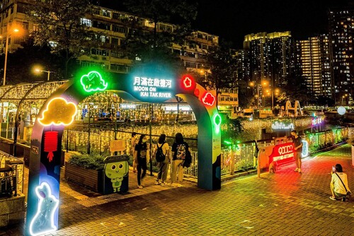 HOW IS HONG KONG CELEBRATING MID-AUTUMN FESTIVAL? 🌕🏮 細賞香港各區如何慶祝中秋  See how Hong Kong is gearing up to celebrate the Mid-Autumn Festival tomorrow (September 10).  從維港兩岸至商場室內，香港的節慶燈飾，是中秋(9月10日)「打卡」的必然之選。哪個是你最喜歡的燈飾設計呢？  - Bird-shaped lanterns illuminate the river banks of the rejuvenated Kai Tak River in East Kowloon.  啟德河舉辦以「河道活化」為主題的中秋綵燈會， 並在河道兩旁懸掛雀鳥造型綵燈。  #hongkong #brandhongkong #asiasworldcity #cosmopolitanhk #festive #midautumnfestival #diverse #香港 #香港品牌 #亞洲國際都會 #都會生活 #節慶 #中秋節 #賞月 #花燈