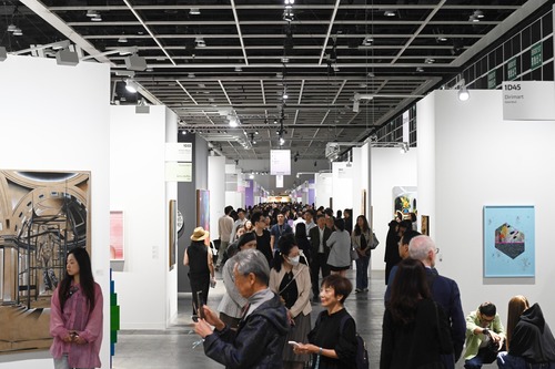 Asia's premier art fair opens✨! Art Basel Hong Kong opened its doors to the public today (Mar 28), presenting works from over 240 world-renowned galleries from 42 countries and territories. Art enthusiasts and collectors from far and wide can immerse themselves in a diverse range of masterpieces from established artists and emerging talents. The fair's thematic sectors include “Encounters”, featuring expansive installations; “Insights”, for galleries with a strong focus on Asia; “Discoveries”, introducing up-and-coming artists; and “Kabinett”, showcasing thematic presentations inside the booths. Take a closer look!  巴塞爾藝術展香港展會今日開幕✨!（3月28日），展出超過240間來自42個國家及地區的世界知名藝廊的作品。各地藝術愛好者及收藏家沉浸於藝術大師和新晉藝術家的多元傑作中，感受這個藝術大展的魅力。專題展區包括以大型裝置藝術為題的「藝聚空間」、聚焦亞洲地區作品的「亞洲視野」、介紹新晉藝術家的「藝術探新」，以及於藝廊內設置主題式個展的「策展角落」。  @artbasel  www.artbasel.com/hong-kong  #hongkong #brandhongkong #asiasworldcity #megaevents #megaHK #ArtBaselHongKong #artsandculture #HongKongSuperMarch #香港 #香港品牌 #亞洲國際都會 #盛事之都 #盛事香港 #ArtBaselHongKong #文化藝術 #盛匯超級三月