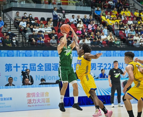 Net Gain🥇! Hong Kong basketball got a timely boost last weekend with the Men's U22 representative team emerging victorious at the 15th National Games Basketball (Men’s U22) Test Event (Apr 26-27). The tournament concluded successfully at the Hong Kong Coliseum, which will host to the National Games basketball tournament in November🏀. The Hong Kong U22 team overcame strong opposition from three A1 Division teams, defeating Tycoon 77-75 in the final. The event marked Hong Kong’s seventh successful trial event in preparations to host eight National Games competitions in November.  香港U22代表隊於4月26至27日舉行的第十五屆全國運動會（十五運會）籃球（男子22歲以下組）測試賽中脫穎而出，成功奪冠🥇。賽事於香港體育館順利完成， 十五運會11月的正賽亦將於該場館進行。面對三支甲一組聯賽籃球隊，香港代表隊最終在決賽中以77比75險勝滿貫。這次賽事亦標誌著香港已完成七個項目的測試賽，為11月在香港舉辦的十五運會八個競賽項目做好充分準備。🏀  #hongkong #brandhongkong #asiasworldcity #dynamic #nationalgames #basketball #香港 #香港品牌 #亞洲國際都會 #活力澎湃 #全國運動會 #籃球
