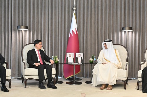 Partners for business success! A Hong Kong delegation, led by HKSAR Chief Executive John Lee, successfully wrapped up its visit to Qatar (May 10-12) with the signing of 35 bilateral accords covering a wide variety of sectors as well as a new arrangement allowing HKSAR passport holders to visit Qatar visa-free for up to 30 days. Mr Lee also met Qatar's government and business leaders to promote Hong Kong’s advantages and opportunities. Visiting Hamad International Airport in Doha, he learnt about an autonomous vehicle pilot project designed by a Mainland Chinese firm with its headquarters in Hong Kong. Now in Kuwait for its second leg, this delegation visit marks the first time for Mr Lee to lead Mainland enterprises on an outbound mission, leveraging Hong Kong's strengths under the "one country, two systems" principle in connecting the Mainland and the world.  行政長官李家超（5月12日）率領來自香港加內地企業商貿代表團繼續卡塔爾訪問行程。香港、內地和卡塔爾的政府部門、企業和機構交換及宣布了35項合作備忘錄和合作協議，涵蓋多個不同範疇。他亦宣布香港特別行政區護照持有人可免簽證前往卡塔爾的新安排，最長可逗留30天。他與當地政商界領袖會面，推介香港優勢和機遇，並到多哈哈馬德國際機場，了解自動駕駛車輛試驗計劃，該試驗計劃由在香港設立國際總部的中國企業參與。代表團已轉往科威特繼續訪問行程。這次商貿代表團，行政長官更首次帶領內地企業參加，目的是發揮好香港在「一國兩制」下內聯外通的優勢，通過深化國際交往合作，體現香港「超級聯繫人」和「超級增值人」的角色，做好企業「引進來、走出去」的橋樑作用。  #hongkong #brandhongkong #asiasworldcity #MiddleEast #Qatar #香港 #香港品牌 #亞洲國際都會 #中東 #卡塔爾