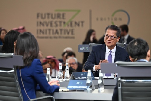 Money matters! Financial Secretary Paul Chan is in Saudia Arabia highlighting Hong Kong's strengths as a gateway for investment into and out of the Chinese Mainland. Mr Chan attended the Future Investment Initiative (FII) summit in Riyadh (Oct 27-30) and spoke at a session titled "Board of Changemakers: Public–Private Powerbrokers", sharing Hong Kong's experience in promoting various public-private partnership models. Mr Chan also joined a breakfast session hosted by HSBC at the FII and took part in a fireside chat, during which he spoke about the prospects for strengthening economic, trade and financial ties between Hong Kong and the Middle East. https://www.info.gov.hk/gia/general/202510/29/P2025102900111.htm https://www.info.gov.hk/gia/general/202510/30/P2025103000040.htm  財政司司長陳茂波在沙特阿拉伯利雅得 出席未來投資倡議大會（10月27-30日），並在「變革者議會：公私營合作的關鍵力量」的環節上發言，分享了香港在各類公私營合作模式方面的經驗。他在未來投資倡議大會中，出席了由滙豐舉辦的早餐會，分享了對香港和中東深化經貿金融關係的展望。 https://www.info.gov.hk/gia/general/202510/29/P2025102900110.htm https://www.info.gov.hk/gia/general/202510/30/P2025103000037.htm  #hongkong #brandhongkong #asiasworldcity #financialservices #SaudiArabia #FutureInvestmentInitiative #香港 #香港品牌 #亞洲國際都會 #金融服務 #沙特阿拉伯 #未來投資倡議大會