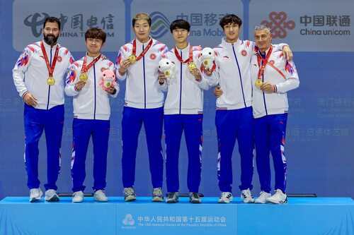 Salute to our athletes! 🤺Fencing stars Cheung Ka-long, Ryan Choi, Leung Chin-yu and Lawrence Ng, claimed Hong Kong's first-ever National Games fencing gold medal by winning the Men's Foil Team competition at Kai Tak Arena yesterday (Nov 19). Adding to Hong Kong's record medal tally, tennis ace Coleman Wong won an equally historic bronze medal in the Men's Singles in tennis competition.🎾 It takes Hong Kong's highest-ever medal tally to 19, including nine golds, two silvers and eight bronze medals so far at the 15th National Games. Well done Team Hong Kong and good luck in the remaining events!👏  Photo 1: Leisure and Cultural Services Department @lcsdplusss   向我們的運動員致敬！🤺劍神張家朗、蔡俊彥、梁千雨和吳諾弘昨日（11月19日）於第十五屆全國運動會勇奪男子花劍團體金牌，歷史性贏得港隊首面全運會劍擊金牌！同樣令人振奮的是網球一哥黃澤林在網球男子單打項目奪得香港隊史上首面全運會網球男單銅牌！🎾香港隊至今在十五運會的帆船、自行車、網球、游泳、橄欖球、鐵人三項和擊劍賽事中共取得九金兩銀八銅，共十九面獎牌。祝願港隊在餘下賽事再創佳績！👏  相片1：康樂及文化事務署  #hongkong #hk #brandhongkong #asiasworldcity #dynamic #2025NationalGames #15thGames #香港 #香港品牌 #亞洲國際都會 #活力澎湃 #全運會 #十五運會