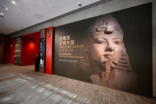 The wonders of ancient Egypt in Hong Kong!👑✨ The Hong Kong Palace Museum has unveiled its historic new exhibition “Ancient Egypt Unveiled: Treasures from Egyptian Museums” (until 31 Aug 2026). Step into nearly 5,000 years of history and marvel at 250 spectacular artefacts, including: the only extant monumental stone sculpture of the legendary Pharaoh Tutankhamun; over 60 magnificent statues of pharaohs and deities; animal mummies, mummy coffins and masks; glittering gold and gemstone-encrusted jewellery; and fascinating everyday objects from ancient life. From royal grandeur to sacred rituals, let the multi-media enhanced stories of ancient Egypt captivate your imagination.🌟  揭開古埃及文明的神秘面紗！👑✨香港故宮文化博物館呈獻特別展覽「古埃及文明大展——埃及博物館珍藏」（展期至2026年8月31日）。展覽匯集橫跨近5,000年的250件古埃及瑰寶，當中包括現存唯一的傳奇法老圖坦卡門巨型石像、逾60尊法老與諸神的宏偉雕像、動物木乃伊、木乃伊棺槨和面具、華美璀璨的珠寶首飾及日用品等。展廳內外的多媒體裝置生動再現古埃及的瑰寶與故事，讓觀眾在光影間感受古埃及的魅力！🌟  #hongkong #hk #brandhongkong #asiasworldcity #megaevents #megaHK #artsandculture #AncientEgyptUnveiled  #香港 #香港品牌 #亞洲國際都會 #盛事之都 #盛事香港 #藝術與文化 #古埃及文明大展