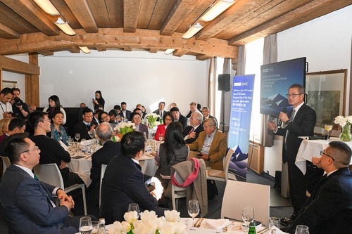 Financial Secretary Paul Chan continued his visit to Davos, Switzerland (Jan 21) to attend activities of the World Economic Forum (WEF) Annual Meeting. At the "2026 Davos-Caixin CEO Luncheon”, Mr Chan shared Hong Kong’s development vision and strategic positioning in its three key growth engines — finance, trade, and innovation and technology. He also highlighted Hong Kong’s tremendous development potential and its advantages as an investment destination. The Financial Secretary participated in several sharing and networking sessions, and met with officials and business leaders from various regions to promote Hong Kong's advantages. https://www.info.gov.hk/gia/general/202601/22/P2026012200132.htm  財政司司長陳茂波（1月21日）繼續出席在瑞士達沃斯舉行的世界經濟論壇年會活動。陳茂波出席了「2026達沃斯‧財新CEO午餐會」，介紹了香港未來在金融、貿易和創科三個主要增長引擎的發展願景和布局，並指出香港具有相當大的發展潛力，值得投資。陳茂波亦出席了多場餐會和交流會，並與各地官員和商界領袖會面交流，推廣香港的優勢。 https://www.info.gov.hk/gia/general/202601/22/P2026012200131.htm  #hongkong #brandhongkong #asiasworldcity #FinancialServices #WEF #香港 #香港品牌 #亞洲國際都會 #金融服務 #世界經濟論壇年會