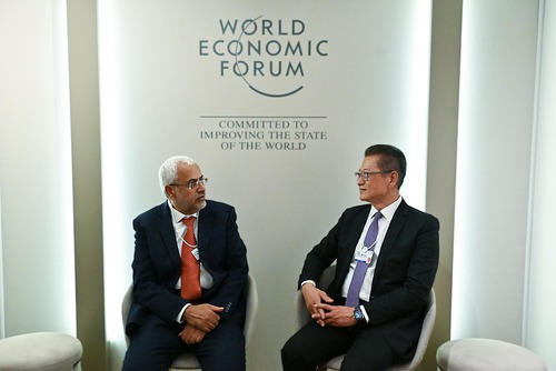 Hong Kong's Financial Secretary Paul Chan has joined world leaders in Davos, Switzerland (Jan 19) for the World Economic Forum (WEF). Mr Chan kicked off his visit by meeting the Minister of Economy of the Sultanate of Oman, H.E. Dr Said Mohammed Al-Saqri to discuss ways to deepen mutual cooperation in areas such as finance, trade, green transformation and industrial development. Mr Chan also attended the welcome reception of the 56th Annual Meeting of the WEF. https://www.info.gov.hk/gia/general/202601/20/P2026012000077.htm  財政司司長陳茂波1月19日抵達瑞士達沃斯出席世界經濟論壇年會，隨即展開行程，與阿曼蘇丹國經濟部部長H.E. Said Mohammed Al-Saqri博士會面，雙方討論如何推動兩地深化在金融、貿易、綠色轉型、產業發展等領域的互利合作。陳茂波亦出席了第56屆世界經濟論壇年會舉行的歡迎酒會。 https://www.info.gov.hk/gia/general/202601/20/P2026012000076.htm  #hongkong #brandhongkong #asiasworldcity #FinancialServices #WEF #香港 #香港品牌 #亞洲國際都會 #金融服務 #世界經濟論壇年會