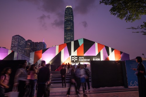 Art in the heart of the city!🎨✨ Set against the stunning backdrop of Central Harbourfront, Art Central opened today (till Mar 29), featuring a record-high 117 galleries and 500 artists from Hong Kong, Asia, and beyond. Visitors are welcomed by large-scale installations and spatial inventions alongside diverse artworks from emerging and established talents.🖼️ New elements include Central Stage, featuring artists with recent institutional recognition, which is one of the highlights of this year’s fair.  Learn more: https://artcentralhongkong.com/   城中藝術盛事🎨✨——藝術中環今天開幕（展期至3月29日），在中環海濱壯麗美景的襯托下，呈獻117間香港、亞洲及國際藝廊和500位藝術家的傑作，創歷來新高。參觀者可欣賞大型裝置藝術和空間創意，以及新銳與知名藝術家的多元作品。🖼️展會亮點包括全新專題 Central Stage，聚焦近期獲得機構認可的新晉藝術家。 了解更多：https://artcentralhongkong.com/zh/home/  @artcentralhk   #hongkong #brandhongkong #asiasworldcity #megaevents #megaHK #ArtMarchHK #ArtCentral #香港 #香港品牌 #亞洲國際都會 #盛事之都 #盛事香港 #香港藝術三月 #藝術中環