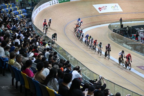 Pedal power!🚴‍♀️⚡ The 2026 UCI Track World Cup (Apr 17-19) wrapped up in style at the Hong Kong Velodrome, drawing nearly 400 riders from around 40 countries and regions. Local star Ceci Lee delighted home fans by winning the silver medal in the women's elimination event on day one before finishing 14th overall in the women’s omnium race. Great Britain topped the medal table with three gold, three silver and three bronze medals. Alongside the fast-paced action, spectators soaked up the fun at a cycling-themed carnival with games, booth activities and an exhibition.🌟  2026 UCI 世界盃場地單車賽於4月17日至19日在香港單車館圓滿舉行，吸引來自約40個國家及地區、近400名車手參賽，場面熱烈。🚴‍♀️⚡港隊代表李思穎於首日女子淘汰賽勇奪銀牌，其後亦於女子全能賽以第14名完成。英國隊以3金3銀3銅的佳績高踞獎牌榜榜首。除了緊張刺激的賽事，現場亦設有以單車為主題的嘉年華，涵蓋遊戲、攤位活動及展覽，讓觀眾盡情投入單車運動的熾熱氣氛。🌟  #hongkong #brandhongkong #asiaworldcity #megaevents #megaHK #dynamic #UCI #香港 #香港品牌 #亞洲國際都會 #盛事之都 #盛事香港 #活力澎湃