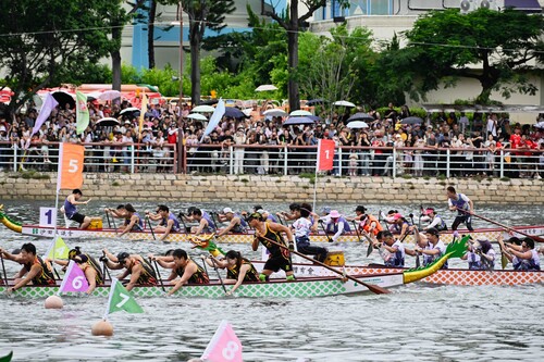 Feel the beat of the Tuen Ng Festival!🔥 Dragon boat racers made waves across Hong Kong during the Tuen Ng Festival, or Dragon Boat Festival (Jun 19), from the historic Tai O Dragon Boat Water Parade to the thrilling Sha Tin Dragon Boat Race and the pulsating Shangri-La Stanley International Dragon Boat Championships.🐉🚣‍♂️ Thunderous drumbeats and cheering crowds brought this iconic festive tradition to life.🥁 The excitement continues with the 2026 Sun Life Hong Kong International Dragon Boat Festival (Jun 19 – Jul 1) at the Tsim Sha Tsui Promenade, including thematic experiences, festive food and live performances.✨ Don't miss the ultimate showdown — the Sun Life Hong Kong International Dragon Boat Races (Jun 27–28) featuring over 220 teams from around the world. Get ready to roar for your favourite team!📣  端午節熱浪席捲全城！🔥端午節當日（6月19日），香港多區龍舟競渡熱鬧上演，從歷史悠久的大澳端午龍舟遊涌，到沙田龍舟競賽，再到氣氛熾熱的香格里拉赤柱國際龍舟錦標賽🐉🚣‍♂️，鼓聲震天，盡展傳統節慶的澎湃活力。🥁精彩不止於此，2026永明香港國際龍舟節現正於尖沙咀海濱舉行（6月19日至7月1日），帶來節慶體驗、美食攤位及現場表演。✨壓軸盛事「永明香港國際龍舟邀請賽」將於6月27至28日舉行，匯聚來自世界各地超過220支龍舟隊伍同場競逐。準備好為你支持的隊伍吶喊助威！📣  #hongkong #brandhongkong #asiasworldcity #megaevents #megaHK #festive #dynamic #dragonboat #TuenNgFestival #香港 #香港品牌 #亞洲國際都會 #盛事之都 #盛事香港 #節慶 #活力澎湃 #龍舟 #端午節