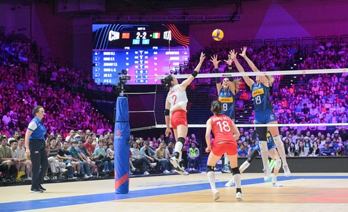 Thrills from the first serve! Volleyball Nations League (#VNL) Hong Kong 2026 (Jul 8-12) at Kai Tak Arena thrilled volleyball fans as 6 international powerhouses battled for places in the Finals.🏐🔥 The event wrapped up on Sunday with a nail-biting showdown between China and Italy in front of over 9,500 passionate spectators, as defending champions Italy beat China. After 5 days of intense competition, we can’t wait to cheer for China at the Finals in Macao next week.📣✨  世界女排聯賽香港2026於7月8至12日在啟德體藝館舉行，6支國際勁旅爭奪總決賽席位，令一眾排球迷熱血沸騰。🏐🔥賽事於周日圓滿落幕，壓軸上演的中國對意大利賽事吸引逾9,500名觀眾入場支持，最終由衛冕冠軍意大利擊敗中國。經過一連五日的精彩賽事，總決賽將於下星期移師澳門舉行，誠邀大家繼續為中國隊打氣！📣✨  #hongkong #brandhongkong #asiasworldcity #dynamichk #megaevents #megaHK #HKVNL2026 #香港 #香港品牌 #亞洲國際都會 #活力澎湃 #盛事之都 #盛事香港 #世界女排聯賽香港2026