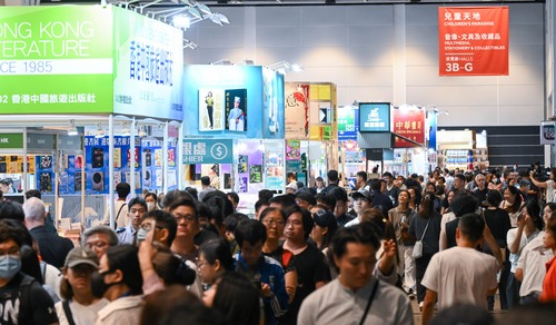 A real page-turner!📚✨ The 36th Hong Kong Book Fair is underway at the Hong Kong Convention and Exhibition Centre (til Jul 21). Under the theme “Cultural Legacy | Joyful Journeys,” book lovers can dive into over 600 cultural events and embark on a journey from Hong Kong to the world—discovering global history, culture and lifestyles through the power of reading.🌍📖 The eight themed seminar series cover a wide range of cultural and lifestyle topics, offering readers valuable opportunities to engage with authors, scholars and cultural figures from near and far.   https://www.hktdc.com/event/hkbookfair/en  第36屆香港書展現正於香港會議展覽中心舉行（至7月21日）。📚✨今年書展以「文創傳承．旅悅人生」為年度主題，匯聚逾600項精彩文化活動，帶領讀者從香港出發，展開一場連結世界的閱讀之旅 ，探索各地歷史、文化和生活風貌。🌍📖八大主題講座系列精彩紛呈，涵蓋多元文化及生活議題，讓讀者與世界各地作家、學者及文化人士交流。  https://www.hktdc.com/event/hkbookfair/tc   #hongkong #brandhongkong #asiasworldcity #megaevents #megaHK #bookfair #香港 #香港品牌 #亞洲國際都會 #盛事之都 #盛事香港 #書展