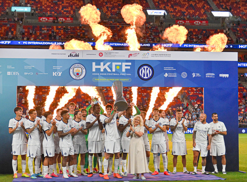 Football fever lights up Hong Kong!⚽🔥 Over 42,800 fans packed Kai Tak Stadium to watch Serie A champions FC Internazionale Milano (Inter) take on English Premier League giants Manchester City for the Asahi Super Dry Trophy (Aug 1). With the teams tied at 1-1 after 90 minutes, the result was decided by a penalty shootout, which Inter won 3-1, with Matteo Lavelli slotting home the decisive spot-kick. The excitement spilled beyond the pitch too, as thousands of fans filled Kai Tak Sports Park, lining up for souvenirs and snapping selfies with team mascots.📸 And there’s more to come in this year's Hong Kong Football Festival, with Chelsea FC set to take on Juventus for The Herbalgy Trophy at Kai Tak Stadium on Aug 5.🏆   全城足球熱潮持續升溫！⚽🔥逾42,800名球迷於8月1日齊聚啟德主場館，見證意甲衛冕球隊國際米蘭與英超勁旅曼城爭奪「朝日啤酒盃」。雙方在90分鐘內踢成1：1平手，最終需以互射12碼分勝負；國際米蘭憑馬迪奧拉維利（Matteo Lavelli）射入致勝 12 碼，以3：1勝出賽事。場外氣氛同樣熾熱，數以千計球迷聚集啟德體育園，排隊選購紀念品，並與球隊吉祥物打卡合照。📸今年香港足球盛會精彩陸續有來，車路士將於8月5日在啟德主場館迎戰祖雲達斯，爭奪「健絡通盃」。🏆  #hongkong #brandhongkong #asiasworldcity #megaevents #megaHK #HongKongFootballFestival2026 #香港 #香港品牌 #亞洲國際都會 #盛事之都 #盛事香港 #香港足球盛會2026
