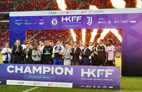 Hong Kong Football Festival 2026 wraps up in style!⚽️🔥 Italian giants Juventus lifted The Herbalgy Trophy at Kai Tak Stadium, beating English Premier League rivals Chelsea 1-0 in front of over 43,500 fans (Aug 5).🏆 The decisive moment came in the 68th minute when Juve star Edon Zhegrova curled in a stunning left-footed strike from just outside the area. During two thrilling matches, the festival drew nearly 90,000 fans to see their football heroes in action, cementing Hong Kong’s status as a world-class destination for major sporting events.🌟  香港足球盛會2026圓滿落幕！⚽️🔥意大利豪門祖雲達斯於8月5日在啟德主場館上演的「健絡通盃」中，以1：0擊敗英超勁旅車路士，並在逾43,500名球迷見證下成功捧盃。🏆賽事關鍵一刻出現在第68分鐘，祖雲達斯球星錫高華（Edon Zhegrova）於禁區頂以一記左腳中距離破網，為球隊奠定勝局。今屆香港足球盛會兩場賽事合共吸引近90,000名球迷入場，近距離欣賞球星風采，充分展現香港作為國際大型體育盛事目的地的魅力。🌟  #hongkong #brandhongkong #asiasworldcity #megaevents #megaHK #HongKongFootballFestival2026 #香港 #香港品牌 #亞洲國際都會 #盛事之都 #盛事香港 #香港足球盛會2026