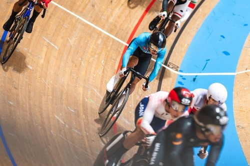 Medal rush continues!🔥 Huge congratulations to track cyclist Chu Tsun-wai on clinching silver in the Men’s Omnium at the Asian Games (Oct 1), and to Lee Sze-wing and Leung Wing-yee for winning silver in the Women’s Madison.🥈 The sailing team of Tiffany Mak and Emily Polson soared to silver in the Women’s Skiff - 49erFX, while Akira Luke Sakai and Russell Aylsworth claimed bronze in the Men’s Skiff - 49er — their second consecutive Asian Games bronze!👏   On the squash court, Lai Cheuk-nam, Lau Tsz-kwan, Henry Leung, and Tang Ming-hong secured bronze in the Men’s Team event — marking five consecutive Asian Games podiums!  The Hong Kong, China Delegation has so far won 40 medals — five gold, 15 silver and 20 bronze. Let’s cheer on Team Hong Kong, China!💪  Photo: Sports Federation & Olympic Committee of Hong Kong, China  獎牌捷報頻傳！🔥熱烈祝賀場地單車運動員朱浚瑋在亞運男子全能賽奪銀（10月1日），李思穎、梁穎儀亦在女子麥迪遜賽斬獲銀牌。🥈帆船運動員麥曉彤、普珺麗於女子快速艇49人勇奪銀牌；阿輝、祥杰則於男子快速艇49人摘銅——連續兩屆亞運掛銅。👏  壁球運動員黎卓楠、劉子均、梁子軒、鄧銘漮奪得男子團體銅牌，令壁球隊連續五屆亞運在男團項目踏上頒獎台。  中國香港代表隊至今已在亞運取得五金、15銀、20銅共40面獎牌。讓我們繼續為中國香港代表隊打氣！💪  相片：中國香港體育協會暨奧林匹克委員會   #hongkong #hk #brandhongkong #asiasworldcity #dynamic #asiangames #香港 #香港品牌 #亞洲國際都會 #活力澎湃 #亞洲運動會 #亞運
