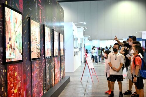 Can art be affordable for the masses? The answer is a plain "Yes" when thousands of avid art aficionados swarmed the recent four-day Affordable Art Fair 2022 in Hong Kong (from Aug 4). The art lovers and collectors, whose number is growing, visited the booths set up by 60+ local and international galleries, and took in everything from traditional ink painting, stunning sculptures, to photography and digital works. Some took home their favourites, which started from around $1,000 (US$128).     #hongkong #brandhongkong #asiasworldcity #artandculture #art #AffordableArtFair
