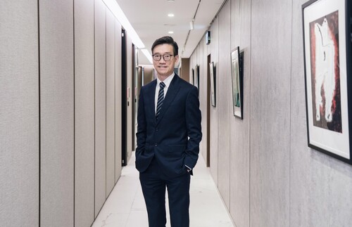 Why does Hong Kong consistently rank as a top choice for international talent? Policy. Legislation. Investment. That’s how the HKSAR Government brings talent in, said Jason Chang, the Chairman of the Australian Chamber of Commerce in Hong Kong. Building on strong trade, commerce and investment ties, Hong Kong and Australia are strengthening collaboration in education, healthcare, artificial intelligence and technology. Chang highlighted that Hong Kong is widely regarded as an ideal hub for foreign firms to set up their headquarters. At the same time, the city is also a gateway for Chinese Mainland companies to go overseas and “a very good location for global procurement” given its central position.   Find out more: https://lnkd.in/g2bK4PPB   #hongkong #brandhongkong #asiasworldcity #TheStandard #AustChamHongKong