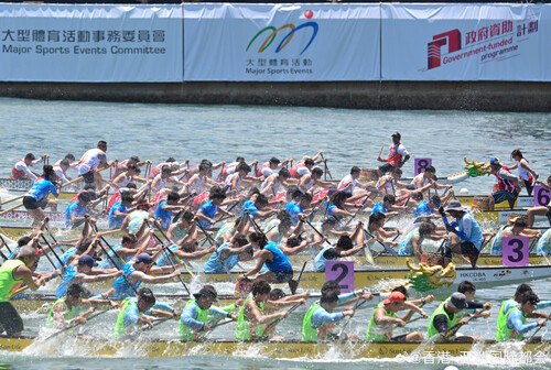 永明#香港国际龙舟邀请赛#🐲于6月7至8日在尖东海滨圆满举行，为市民带来一个精彩难忘的周末。今年赛事云集来自12个国家及地区逾190支队伍同场竞逐，为端午节添上浓厚节庆气氛🥳。除了紧张刺激的龙舟竞赛，大会亦精心安排多元化的娱乐活动，包括“扮嘢大赛”、由“太阳马戏团”呈献的精彩杂技表演， ​