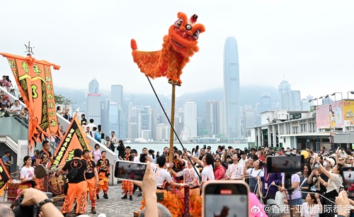 走进非遗世界，享受传统文化的乐趣！为庆祝首届“香港非遗月”及响应“中国文化和自然遗产日”，“非遗无限∞”同乐日以“传统与创新”为主题，将于6月14至15日在位于荃湾三栋屋博物馆的香港非物质文化遗产中心举行。活动现场特设小型戏棚和花牌 ，呈献舞狮、南音和非遗时装秀等精彩表演，更可亲身参与 ​