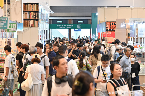 第35届香港书展现正于香港会议展览中心举行（7月16至22日），今年以“饮食文化･未来生活”为主题，带领读者了解各地饮食文化及历史，并探索科技如何塑造未来饮食方式与生活态度。书展设有超过620场文化活动，包括新书推介会及作家讲座，同场更设互动展区“有枱･阅食”，让入场人士在餐桌品味人生、阅 ​