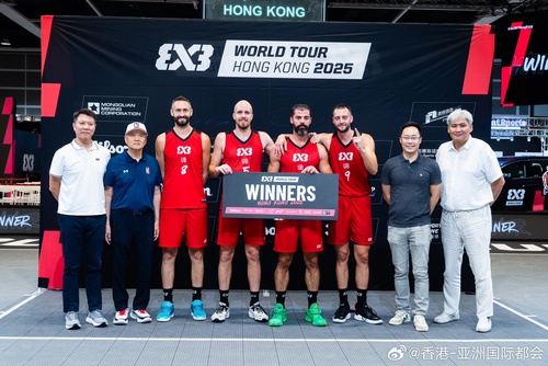 篮球狂热席卷全城！🏀FIBA 3x3世界巡回赛香港站一连两日（7月19至20日）在香港会议展览中心上演，世界排名第一的塞尔维亚劲旅“乌布队（Ub）”在决赛以21:14力压杭州队夺冠。场内赛事紧张刺激，场外更有适合一家大小的篮球主题互动游戏，热闹又好玩。今次比赛为“M”品牌认可的大型体育赛事，再次展 ​