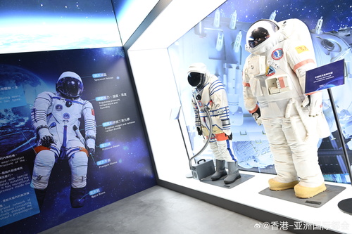“无尽探索：中国的航天、航空及航海”展览现正于香港科学馆举行（展期至9月7日），带你领略中国航天、航空及航海领域的卓越成就🚀。展品包括首次在香港展出，由嫦娥五号和嫦娥六号在月球正面和背面采集的月壤，以及高达12米、一比五的长征五号运载火箭模型。展览更设有互动展品，让参观者体验 火星 ​