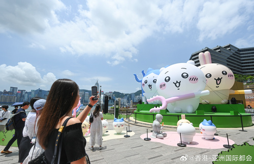 Chiikawa吉伊卡哇粉丝注意🎉！“CHIIKAWA DAYS”大型特展现正（至8月31日）于尖沙咀海滨和K11 MUSEA展出，让你置身吉伊卡哇日常生活之中，到访吉伊卡哇住所、食物之森、参与大型讨伐，还有9 米高巨型吉伊卡哇、小八、兔兔；更不能错过全新香港限定“饮茶”空间🍵，与化身成各款香港经典点心的角色 ​