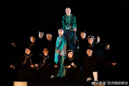 屡获殊荣的粤语音乐剧《大状王》载誉归来，继于内地巡演口碑载道后，现再度于西九文化区戏曲中心上演（至9月10日）。这部原创作品荣膺近三十项大奖，累积演出接近九十场，被誉为当代音乐剧界经典之作。作品以贪婪、财富与救赎为主题，势必再掀音乐剧热潮！🔥

#香港##香港品牌##亚洲国际都会# ​