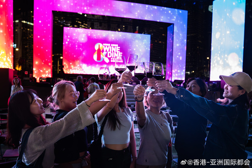 美酒佳肴汇聚香港！一连四日的香港美酒佳肴巡礼（10月23-26日）圆满落幕，吸引逾16万名市民与旅客入场，享受环球精选佳酿美馔、“夜幕音乐表演”，在维港夜色映衬下尽情投入香港缤纷夜生活。今届平均每日入场人次较去年跃升逾三成，再次巩固香港作为“美食之都”的地位。

图1-3：@香港旅游发展局 

 ​