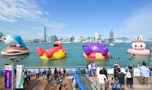 全球首创“维港海上大巡游”盛大登场！四大IP角色—多啦A梦、KAWS &amp; 芝麻街角色Elmo、麦当劳吉祥物滑嘟嘟及泡泡玛特的LABUBU，现正化身巨型充气雕塑驻足维港，大家可于金钟添马公园一带近距离欣赏，更可到访“巡游市集”，尽情投入限定游戏与互动娱乐。明天（11月1日）更是“海上巡游日”，四座巨型充 ​