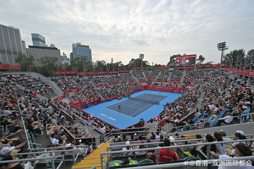 “保诚香港网球公开赛2025”圆满举行（11月2日）🎾  加拿大网球新星晏宝高在香港维多利亚公园举行的WTA 250赛事中，勇夺 WTA 250 单打冠军🏆。经过接近三小时激战，晏宝高以三盘击败西班牙挑战者布莎，最终比分为7-5、6-7(9–11)、6-2。同时，双打冠军由蒋欣玗和王雅繁夺得，以6-4、6-2击败日本与 ​