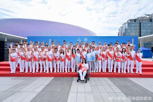 第十五届全国运动会（十五运会）火炬接力传递昨日（11月2日）举行，以迎接这项首次由粤港澳三地携手举办的体育盛事。香港赛区的火炬接力传递由50名来自各界别代表担任火炬手，以添马政府总部为起点，至启德体育园中央广场，由最后一名火炬手、香港剑击运动员畲缮妡点燃火盆。十五运会11月9日开幕，开幕 ​