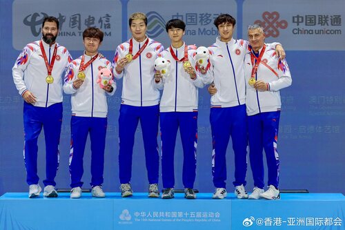 向我们的运动员致敬！剑神张家朗、蔡俊彦、梁千雨和吴诺弘昨日（11月19日）于第十五届全国运动会勇夺男子花剑团体金牌，历史性赢得港队首面全运会剑击金牌！同样令人振奋的是网球一哥黄泽林在网球男子单打项目夺得香港队史上首面全运会网球男单铜牌！香港队至今在十五运会的帆船、自行车、网球、游泳、 ​