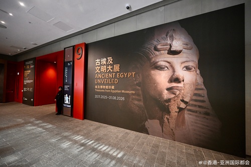 揭开古埃及文明的神秘面纱！香港故宫文化博物馆呈献特别展览“古埃及文明大展——埃及博物馆珍藏”（展期至2026年8月31日）。展览汇集横跨近5,000年的250件古埃及瑰宝，当中包括现存唯一的传奇法老图坦卡门巨型石像、逾60尊法老与诸神的宏伟雕像、动物木乃伊、木乃伊棺椁和面具、华美璀璨的珠宝首饰及...全文： http://m.weibo.cn/7031177055/5245581893043286 ​