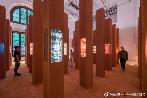 踏上探索《易经》之旅。“易经：鲍皓昕摄影艺术”现正于大馆展出（展期至2026年2月20日）。展览展出香港摄影艺术家鲍皓昕两组摄影系列：《中国墙城》和《观静录》，探索《易经》及其在当代社会的持久影响⼒，展⽰文化遗产如何塑造艺术创造力。展览更设有“易经占⼘”互动环节，让观众体验占⼘问事，亲...全文： http://m.weibo.cn/7031177055/5247031711105873 ​