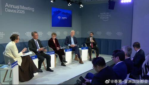 财政司司长陈茂波（1月22日）在瑞士达沃斯参与世界经济论坛年会的活动，在行程结束前他出席题为“如何为减碳项目融资”的专题会议，分享香港2050年实现碳中和的目标以及实践的策略，包括为电动车提供税务减免、为绿色建筑提供诱因以及为可持续氢能交通工具等的试验提供财政支持。陈茂波亦与各地政商及...全文： http://m.weibo.cn/7031177055/5258266464750417 ​