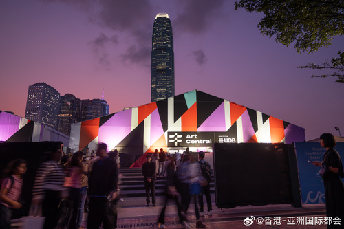 城中艺术盛事——艺术中环今天开幕（展期至3月29日），在中环海滨壮丽美景的衬托下，呈献117间香港、亚洲及国际艺廊和500位艺术家的杰作，创历来新高。参观者可欣赏大型装置艺术和空间创意，以及新锐与知名艺术家的多元作品。展会亮点包括全新专题 Central Stage，聚焦近期获得机构认可的新晋艺术家。
...全文： http://m.weibo.cn/7031177055/5280369748216354 ​