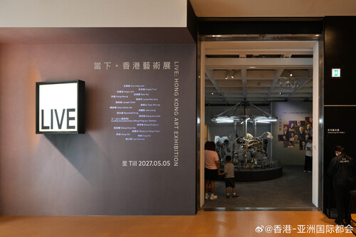感受创意脉动！“当下——香港艺术展”现正于香港艺术馆举行（展期至2027年5月5日），汇聚19位活跃于当今香港艺坛的艺术家，包括资深名家与瞩目新锐。展览以城市、风景、虚实和变奏为主题，涵盖绘画、水墨、陶瓷、雕塑、录像、装置及多媒体等多种艺术形式的作品，全面展现香港艺术界的卓越创作与多元风...全文： http://m.weibo.cn/7031177055/5288344264377182 ​
