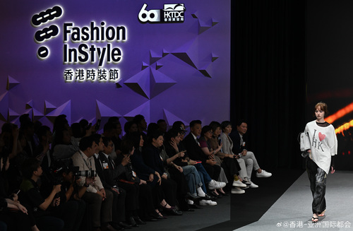 香港时装节于4月27日至30日圆满举行！焦点展区NEXT@ Fashion InStyle（NEXT）今年再度登场，汇聚逾60家环球展商，展示创新物料如何引领产业变革，推动永续时尚。项目顾问Han Chong带领6组本地设计师及品牌组合，运用来自香港、中国内地及其他地区的前瞻物料，打造全新时尚系列，并于NEXT时装巡礼中亮相...全文： http://m.weibo.cn/7031177055/5294866473161240 ​