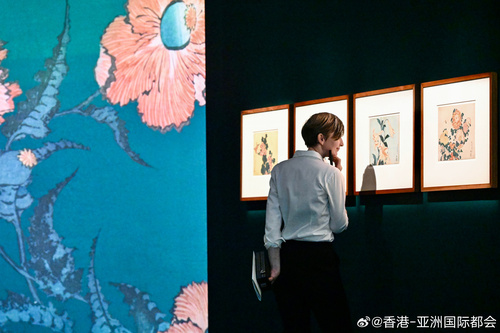 香港艺术馆现正举行“园美生活──中外园林艺术”展览（展期至7月29日），首度在香港汇聚来自北京故宫博物院、美国芝加哥艺术博物馆、法国凡尔赛宫及香港艺术馆合共106件套精选展品，涵盖绘画、版画、漆器、雕塑、陶瓷器、玻璃器。展览围绕“造园”、“游园”和“赏园”三重意境，引领观众走进清帝乾隆...全文： http://m.weibo.cn/7031177055/5295228983972150 ​