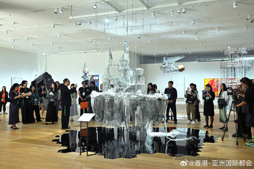 走进李昢的创作宇宙！由Ｍ＋及韩国首尔Leeum美术馆联合主办的特别展览“李昢：一九九八年至今的创作”（展期至8月9日）汇集逾200件作品，追溯这位广受瞩目的当代艺术家深具想象力的艺术创作。展览聚焦李昢对人类存在的基本现实的思考，并为可能出现的未来提出引人入胜的展望。重点展品包括《我的宏大叙...全文： http://m.weibo.cn/7031177055/5295591896121716 ​