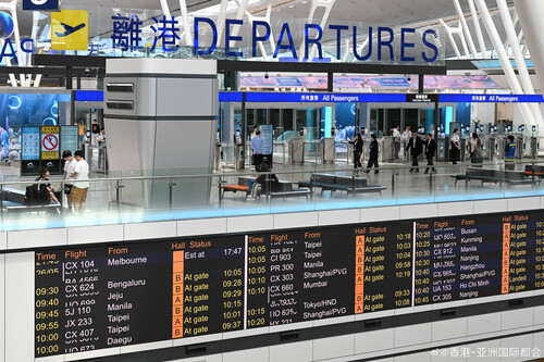 在香港国际机场展开全新旅程体验！二号客运大楼离港设施已于5月27日正式启用，为这个屡获殊荣的国际机场带来另一里程碑。二号客运大楼面积达300,000平方米，定位休闲旅游，善用智能科技提升旅客体验，令出行流程更顺畅便捷。离港大堂设有8条登记通道、68个特快行李托运柜台、58部自助登记柜台及108个混...全文： http://m.weibo.cn/7031177055/5303941266151918 ​