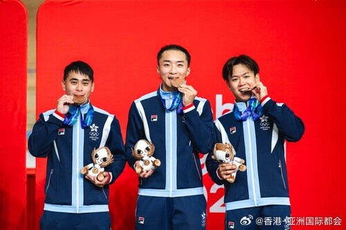 港队场地单车竞速赛夺铜！[点赞] 恭喜单车运动员莫沚骏、杜棹熙及翁浚皓在亚运场地单车男子团体竞速赛勇夺铜牌（9月29日）。这亦是中国香港首次在男团竞速赛项目赢得奖牌。

[打call][打call]中国香港代表队至今已在亚运取得五金、12银、18铜共35面奖牌。让我们继续为港队运动员加油打气！

相片：中国 ​