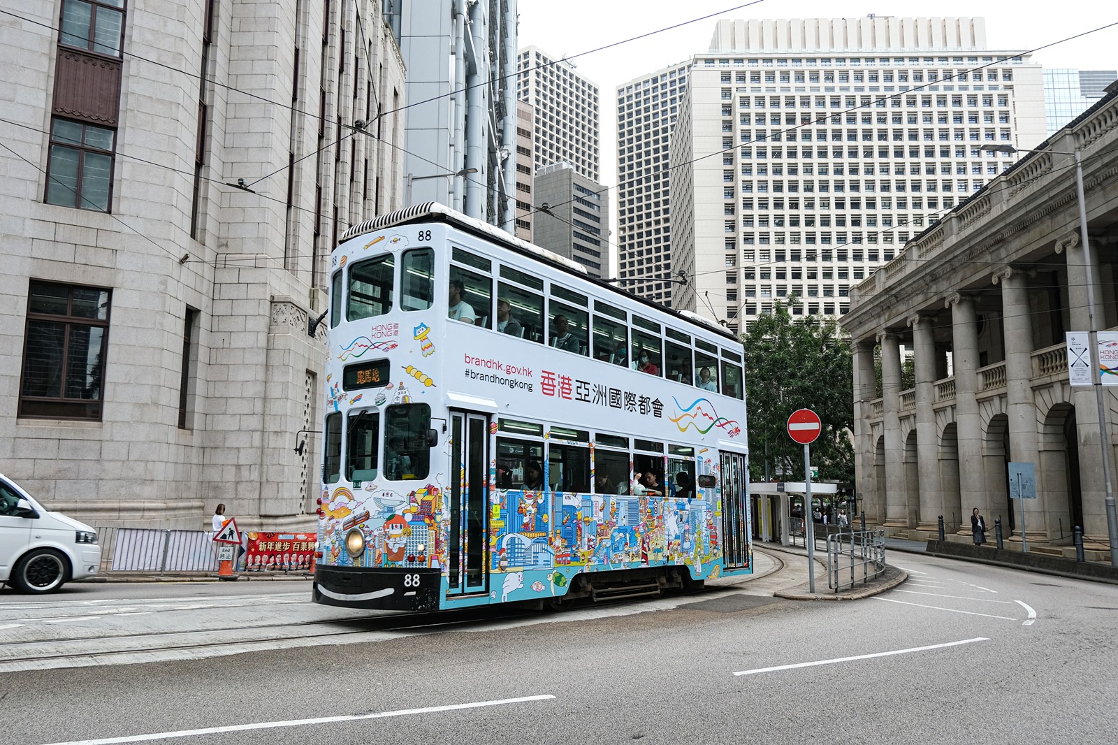 「香港品牌」電車添上色彩繽紛的「外衣」(2025)
